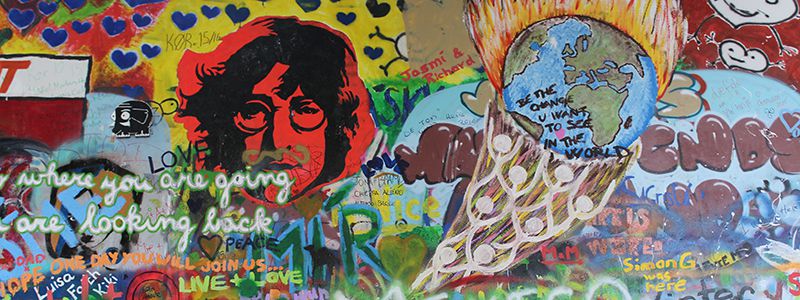 John Lennon muren med krlekscitat och konst i Prag.